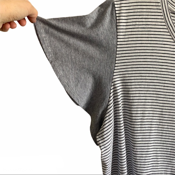 Universal Thread tee - Picture 3 of 4